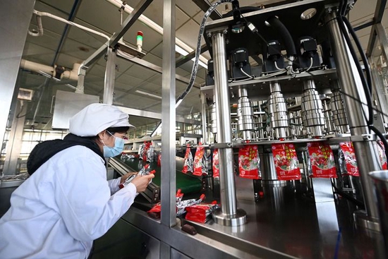 探访天津利民调料辣椒酱灌装生产线 匠心打造品质之选